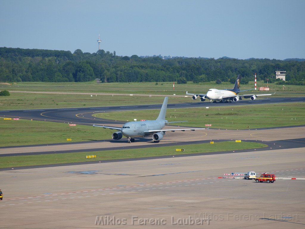 Lufthansa Airbus A 380 zu Besuch Flughafen Koeln Bonn P061.JPG